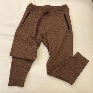 Brand: Lulu Lemon
Style: Engineered Warmth Jogger
Color: Maroon
Size:L
Brand New